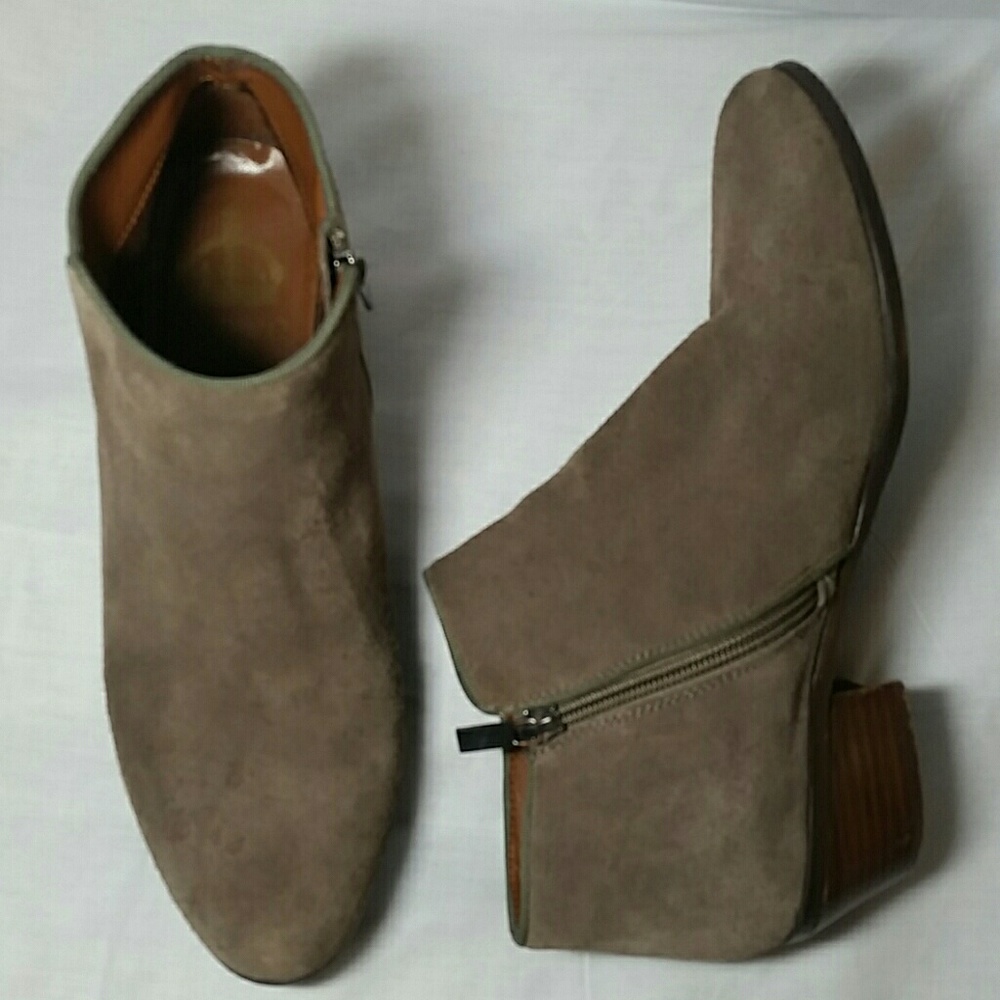 Crown vintage Tabitha suede bootie taupe. Sz 9